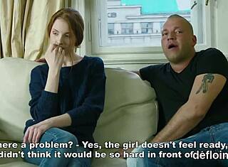 Pěkná mladá šíří těsnou štěrbinu pro první hardcore