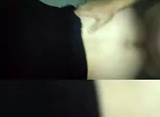 Pár sa ohýba a tančí v izbe