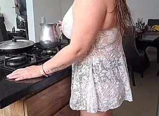 Sunny Leone’s stepsister provides me with a good blowjob in amateur sex tape