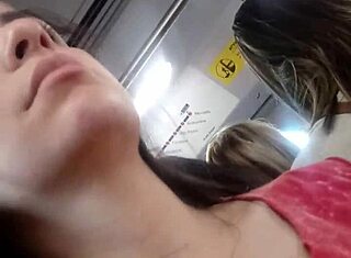 Кандид тийнка 18+ хваната на скрита камера