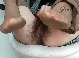 脚部恋物特写，毛茸茸阴部加脏话