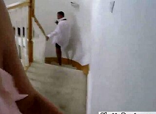 คนแคระกับสาวเซ็กซี่งอตัวรับดูดลึกและเย็ดก้นในวิลล่า