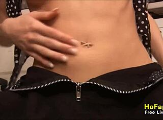 hočeš videti to igrivo vročico, ki prstkuje tesno 18+ pičko?