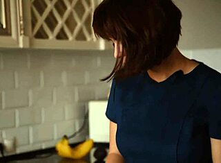 Чукам чуждестранна прислужница докато жена ми е далеч, платих за мълчанието със сперма в гащите