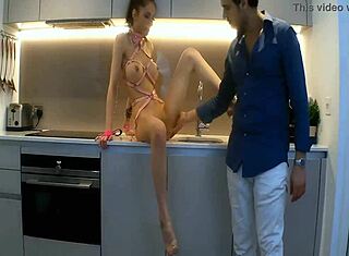 Hé, mate Evilyn Jezebel étranglée par laisse et grosse bite ! 😈 - WhornyFilms