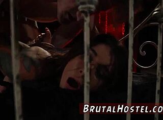 Smärtsam BDSM-gangbang med upphetsade unga 18+ turister Felicity Feline 😈