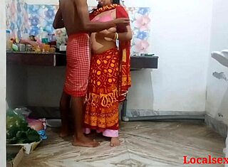 हेय, वाना सी दिस लोकल इंडियन वाइफ रेड सारी में हार्ड बैंगिंग करती है?