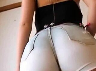 عاهرة أرجنتينية ساخنة تخلع ملابسها وتغري بشرج حليبي