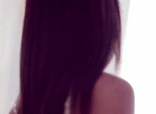 Dekle v doggystyle uživa debeli kurac v intenzivni akciji