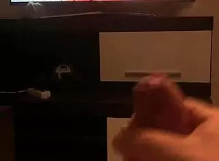 I give Victoria June a handjob till she cummed on my pussy