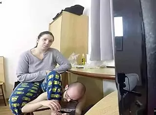 i'm fuckin pamelayjesus while watchin tv and she moans so loud with her cunt exposed