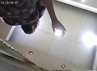 Caméra espion capture flashes de dessous de jupes de filles au hasard au centre commercial