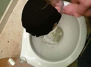 Сцена унижения с французской рабыней в туалете