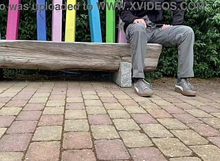 Wow, milf străină, masturbează-mă în parc public!