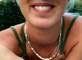 Geiles Picknick: Ich finger meine enge Fotze während er pennen