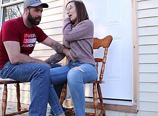 Melody Marks suger stedbrors pik for billeder 😏