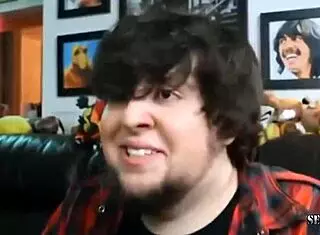 Elisa Sanches shows her big latina ass backstage