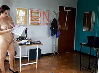 Nudisti sihteeri esittelee kroppansa toimistossa, kiusaa pomoaan rohkeasti