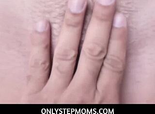 Hei, kuvittele hiipiminen kuumaan seksiin äitipuolen Alana Cruisen kanssa kun mies on poissa, se tabu jännitys on intensiivistä.