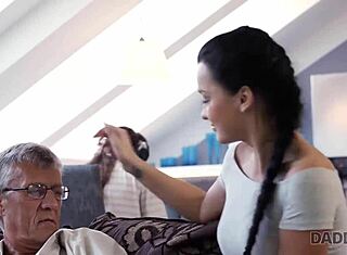 Daddy4k لقاء محظور: الرجل العجوز يغوي صديقة الابن لقذف على الوجه