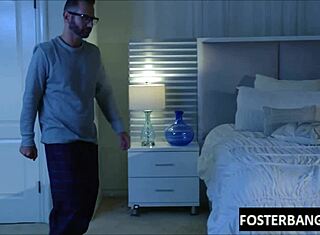 Starší a mladší lesbičky se jemně třou