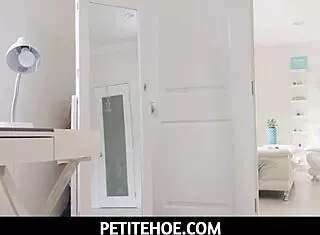 Миниатюрная 18+ Джейми Джетт Продает Конфеты Для Церкви