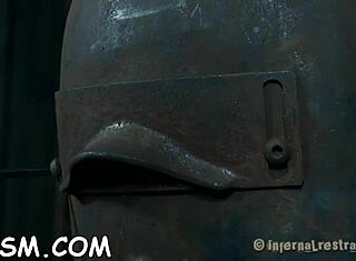 Aku suka guna dildo kat memek basah sebagai hamba brunette