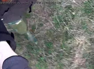 Pelirroja enmascarada rompe exhibiendo culo en botas públicas