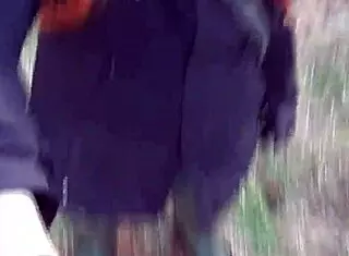 Pelirroja enmascarada rompe exhibiendo culo en botas públicas