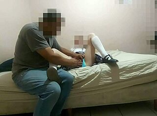 饥渴的继妹渴望骑大鸡巴和更多激烈动作