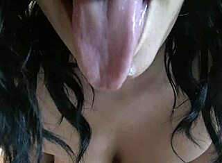 Villi orjat odottavat innokkaasti intensiivistä pillun imemistä ja femdom-ryhmätoimintaa kiihottuneen parin kanssa