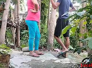 시골 여친과 빨간 티 남친의 야외 박기