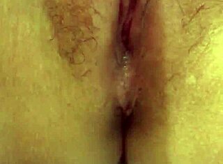 Voyeur zachycuje intimní chvíle v tajném úkrytu