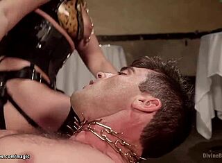 سيدة في ملابس داخلية تسوط رجلها الخاضع بقوة