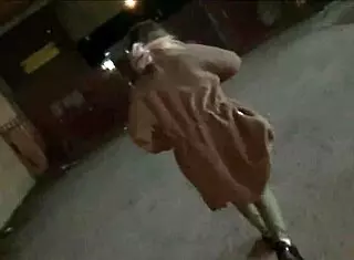 omg this milf pornstar is pushing stuff into her shaved pussy while running on the street 😲