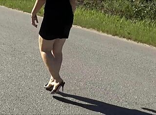 MILF de afaceri în ciorapi nylon arată fundul mare la serviciu