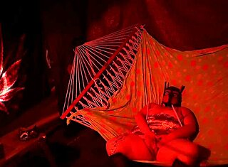 Amaterska BBW prstkuje svojo mokro pičko v šotoru na viseči mreži