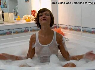 Pozri, ako má intenzívny orgazmus vo vani s Simou Zasadilo pod vodou