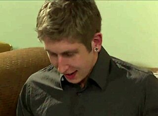 एबोनी मिल्फ को उसके सफेद बॉस से ऑफिस में एमेच्योर ऐनल सेक्स मिलता है