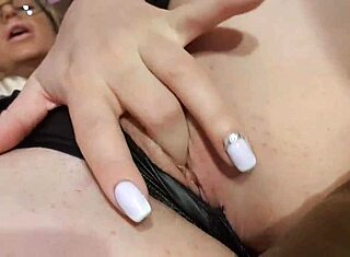 Kyllästynyt sihteeri riisui vaatteet ja leikki suurilla titeillä töissä