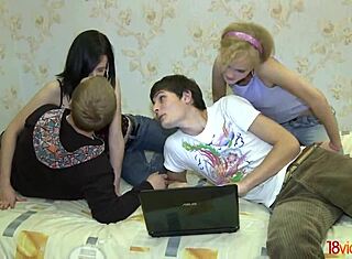 Ей, търся перфектната комбо за чукане с тийн 18+ Foxy Katy на 18videoz. Имаш ли диви идеи за групов секс?