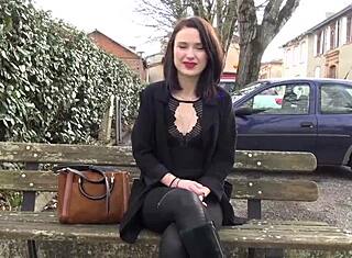 Alice coquine sexy utangaç Fransız meslektaşıyla sert sikilme arzusu duyuyor.