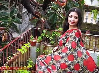 Hot Bhabhi in Saree Reveals Big Tits and Ass in Episode 4