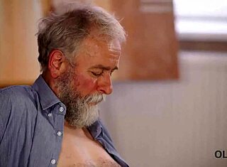 Guru Tua Membungkuk Murid Muda