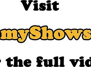 बस्ट वाली मिल्फ टैटू वाली सौतेली बेटी के साथ इंटेंस सेशन का मजा ले रही है।