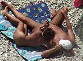 Elkaptam egy alattomos strand voyeurt, aki engem nézett!