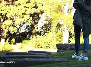 自然甘露 - 亚洲蒂娜在公园户外小便