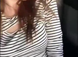 युवती बेब वॉलमार्ट के बाहर अपनी चूत में उंगली करती है