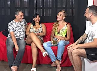 Ciekawa para eksploruje dziką akcję zamiany w gangu