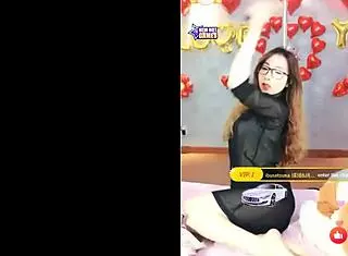 this hot vietnamese girl performs sexy dance on uplive